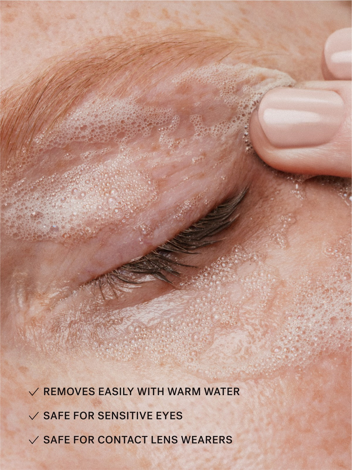 How to apply Halo Lash Mascara with the dual-sided wand